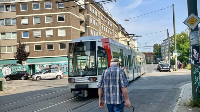 Verkehr in Düsseldorf : Das lange Warten auf die Fußgängerampel