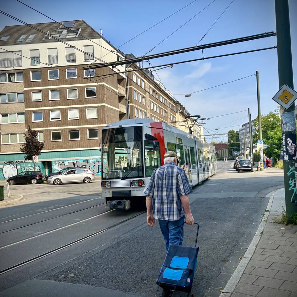 Verkehr in Düsseldorf : Das lange Warten auf die Fußgängerampel