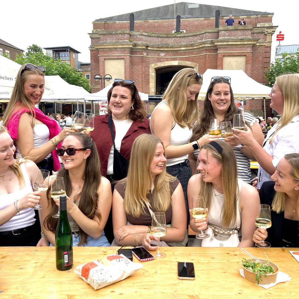Vom 8. bis 10. August in Wesel: Weinfest am Berliner Tor lockt bereits zum Start zahlreiche Besucher an