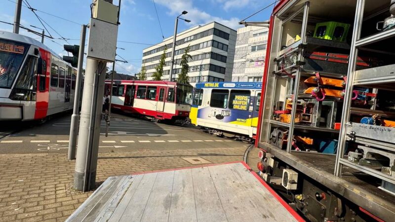 Unfall zwischen Straßenbahnen in Krefeld: Entgleiste Straßenbahn sorgt für Unterbrechung des gesamten Bahnverkehrs