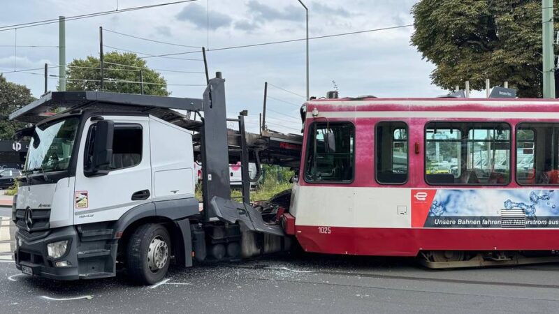 Unfall in Meiderich: Lkw kracht in Straßenbahn der Linie 903 – Straße in Duisburg gesperrt