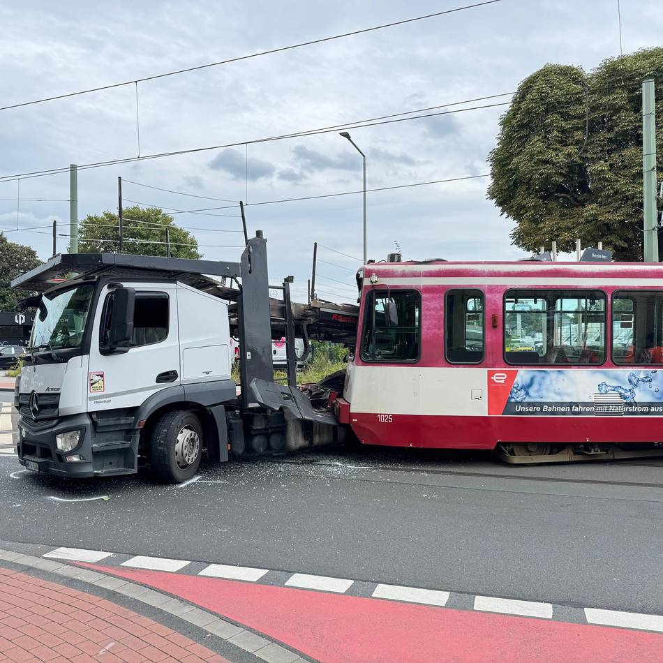 Unfall in Meiderich: Lkw kracht in Straßenbahn der Linie 903 – Straße in Duisburg gesperrt