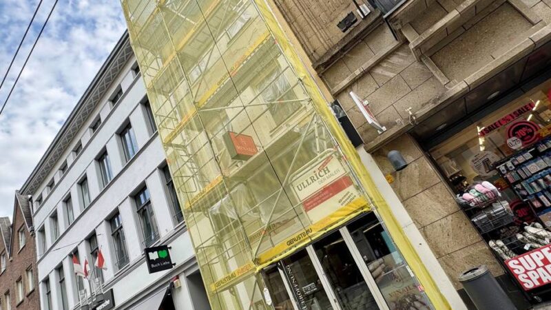 Teile hatten sich sich gelöst: Fassade in Neusser Innenstadt wird nach Zwischenfall repariert