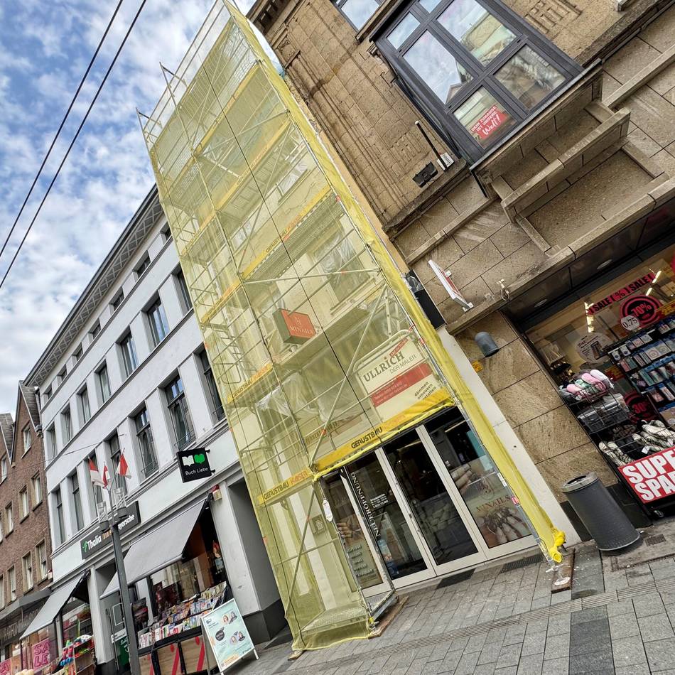 Teile hatten sich sich gelöst: Fassade in Neusser Innenstadt wird nach Zwischenfall repariert