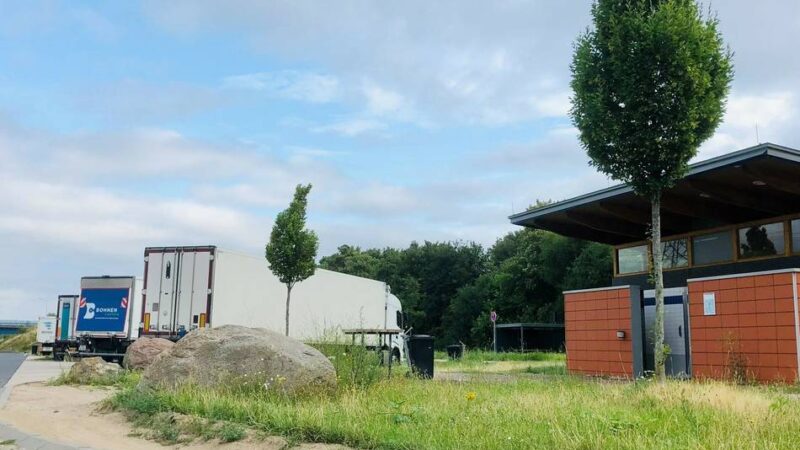 Messer-Angriff in Neuss: Versuchter Raub auf Lkw-Fahrer an Autobahn
