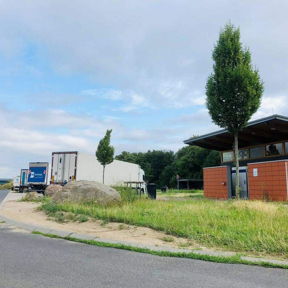 Messer-Angriff in Neuss: Versuchter Raub auf Lkw-Fahrer an Autobahn