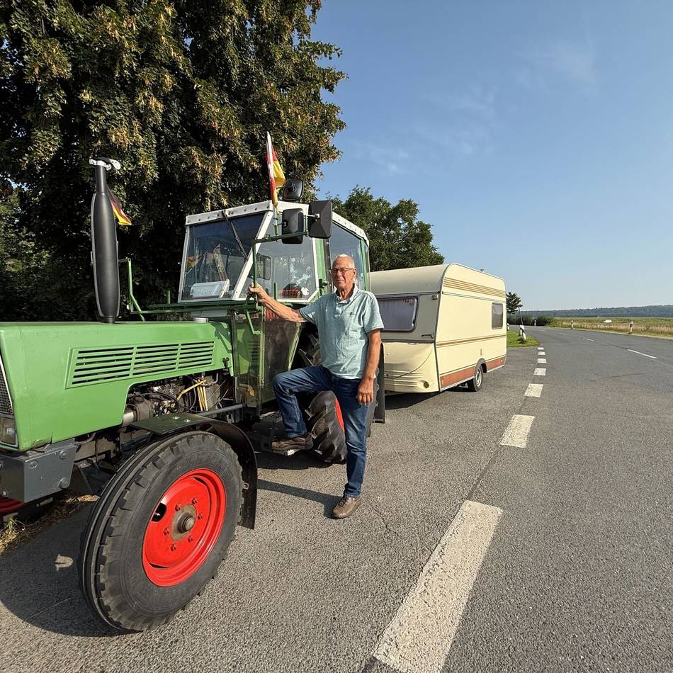 Langsame Fahrt am Niederrhein: „Das ist Freiheit“ – Rentner Werner lebt seinen Traktor-Traum