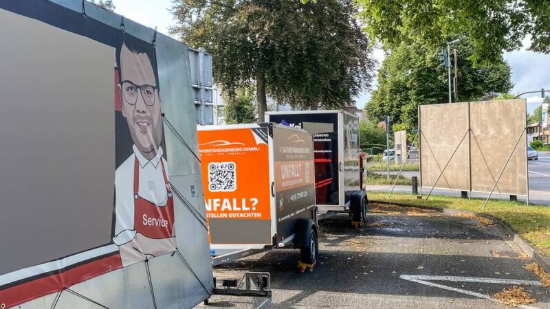 Stadt prüft Maßnahmen: Werbeanhänger am Klever Krankenhaus sorgen für Kritik