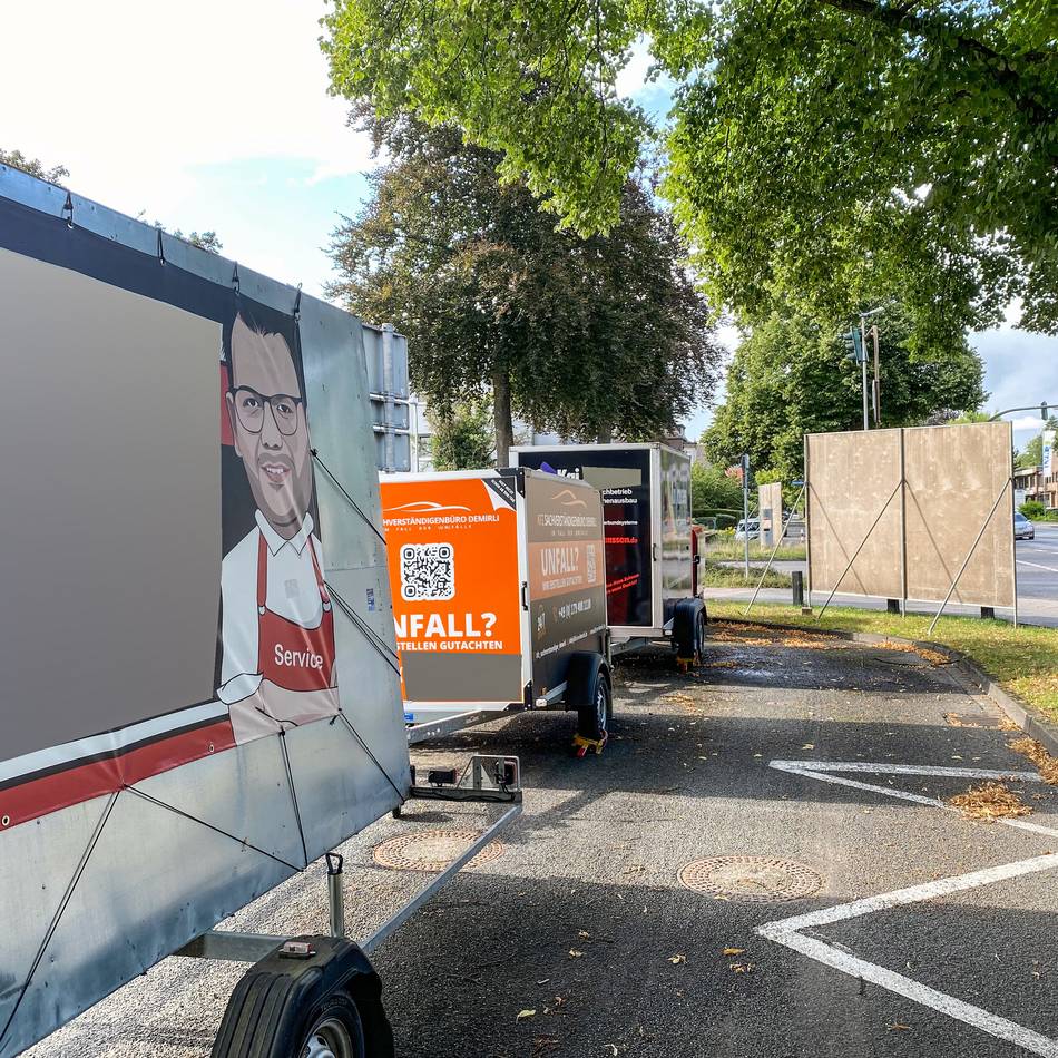 Stadt prüft Maßnahmen: Werbeanhänger am Klever Krankenhaus sorgen für Kritik