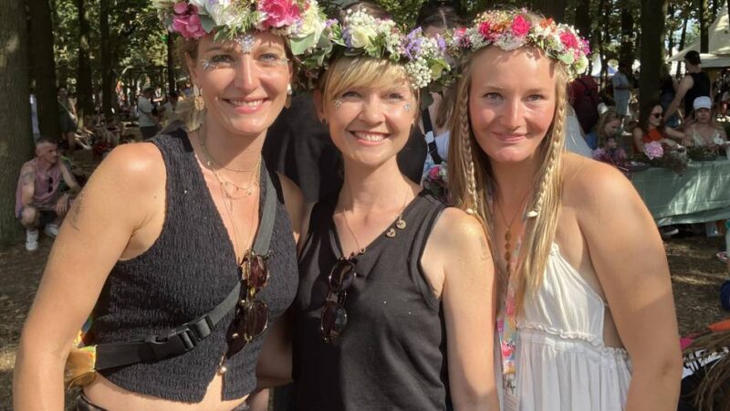 Basteln und Musik: Voll im Trend bei San Hejmo – bunter Kopfschmuck für Festivalbesucher