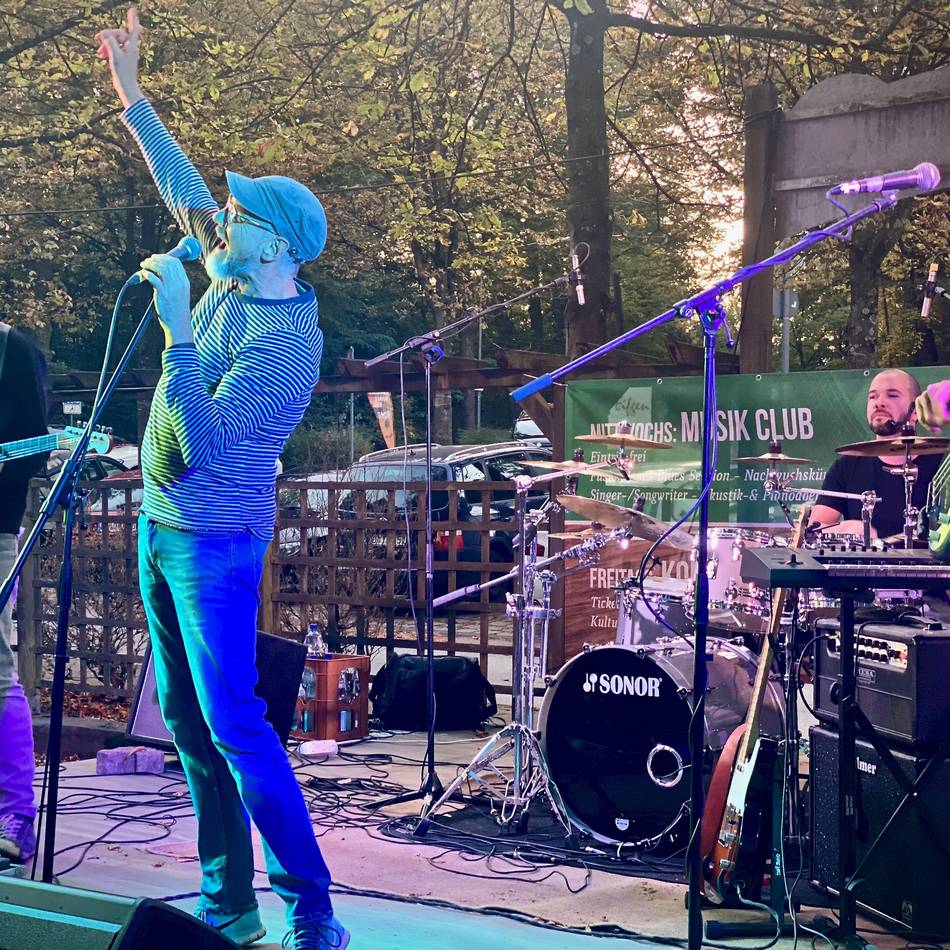 „Stingchronicity“-Konzert in Wermelskirchen: Vom kühlen Garten in die Eifgen-Sauna