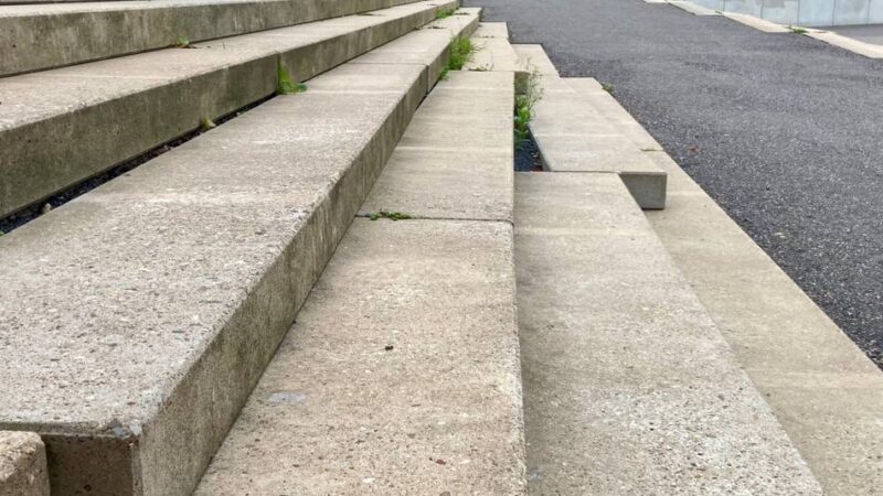 Sanierungsfall Freitreppe am Neusser Hafen: Tiefbaumanagement rätselt über wandernde Treppenstufen