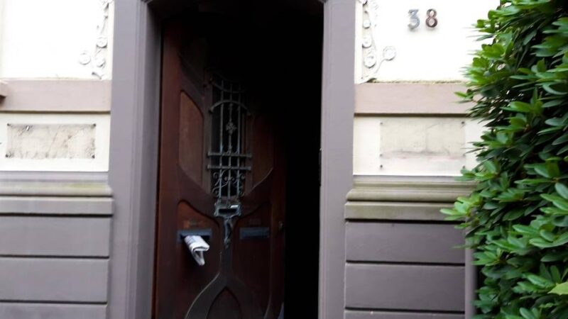 Verdächtiger Zahlencode zu sehen: Vandalismus an der FDP-Geschäftsstelle in Mönchengladbach