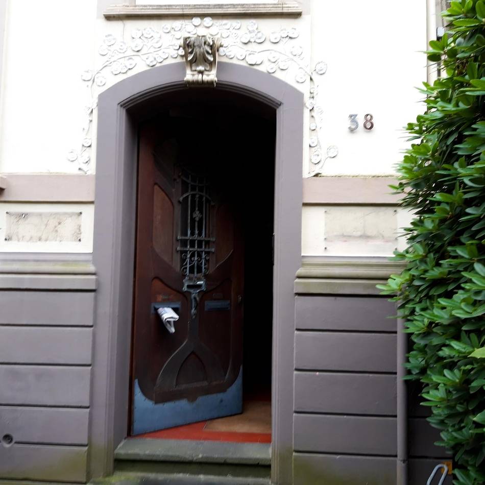 Verdächtiger Zahlencode zu sehen: Vandalismus an der FDP-Geschäftsstelle in Mönchengladbach