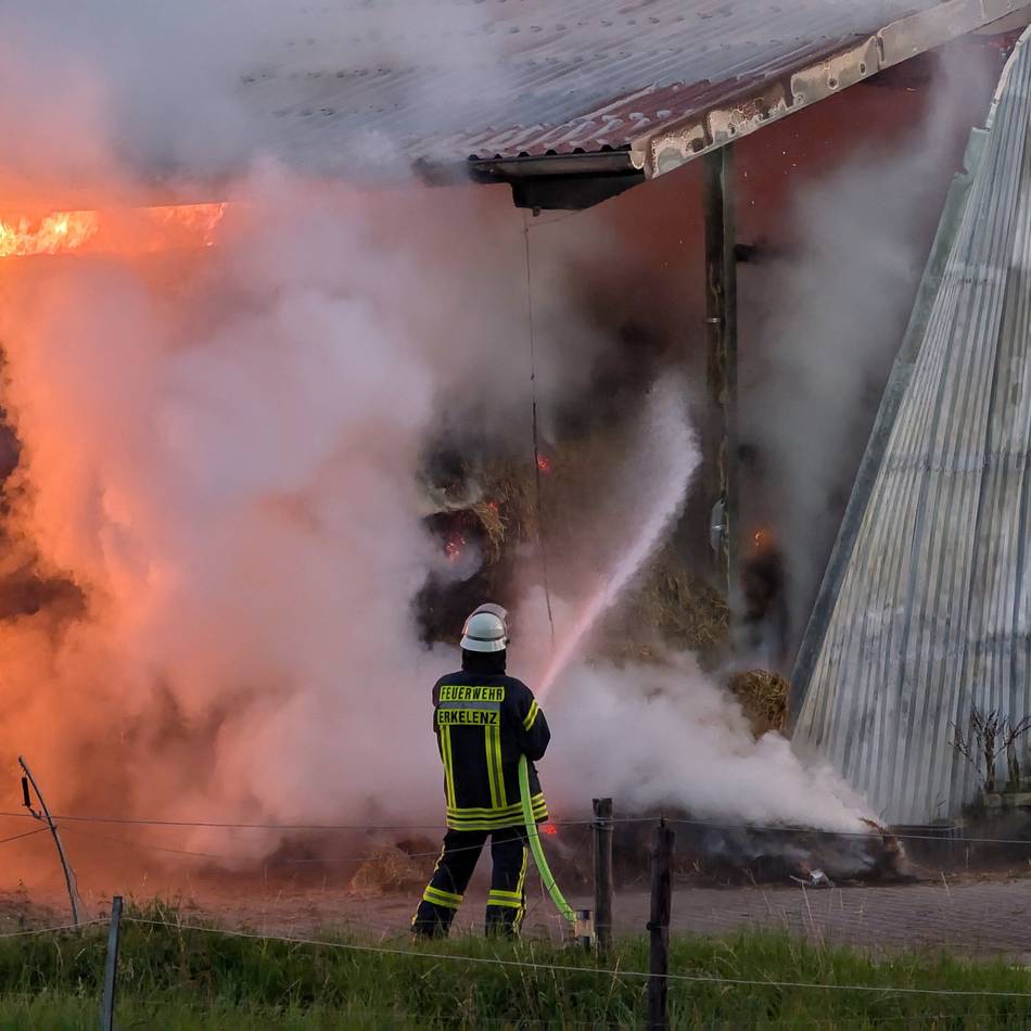 Komplizierter Einsatz: Großbrand zerstört Scheune in Lövenich – schon wieder