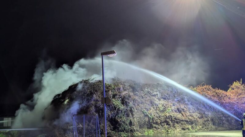 Brand in der Nacht zu Samstag: Erneutes Feuer in Erkelenz – Grünannahmestelle brennt