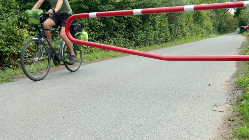 Verkehrssteuerung in Hitdorf: Poller und Sperrgatter halten „Falschfahrer“ auf