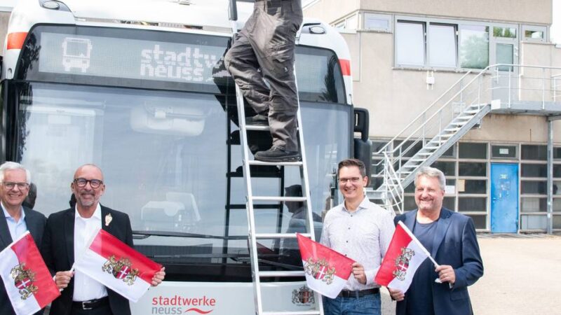 Busse in Neuss: Stadtwerke-Busflotte ist jetzt mit Fähnchen ausgestattet