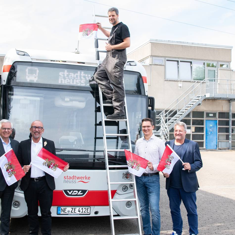 Busse in Neuss: Stadtwerke-Busflotte ist jetzt mit Fähnchen ausgestattet