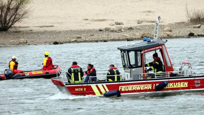Leverkusener Feuerwehr sucht Wasser und Ufer ab: Rettungseinsatz auf dem Rhein