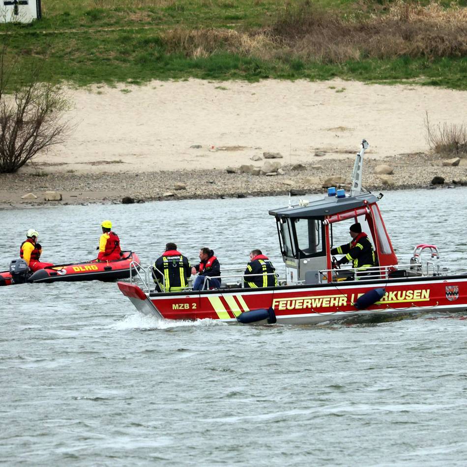 Leverkusener Feuerwehr sucht Wasser und Ufer ab: Rettungseinsatz auf dem Rhein