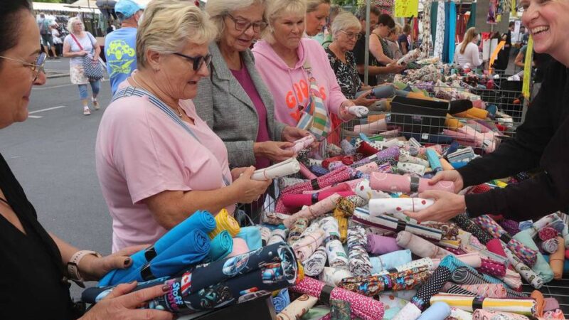 Holländischer Stoffmarkt in Leverkusen: Nähparadies auf dem Opladener Marktplatz