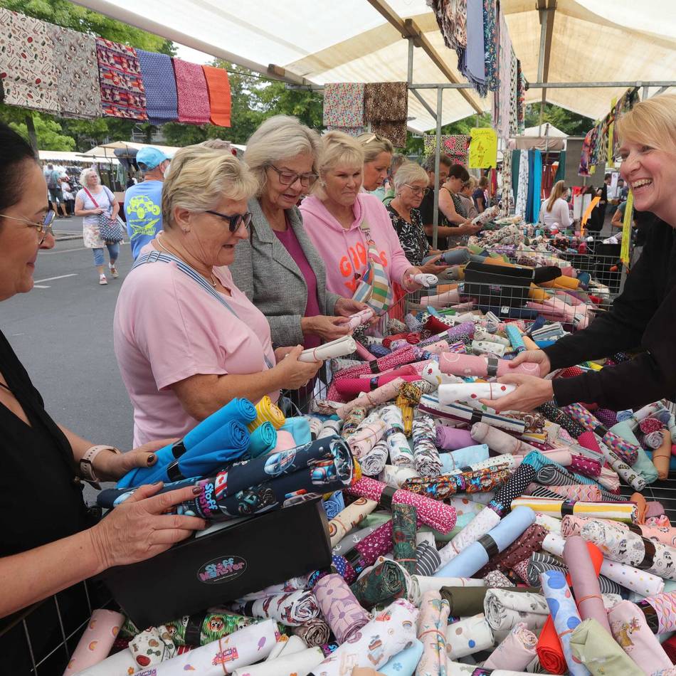 Holländischer Stoffmarkt in Leverkusen: Nähparadies auf dem Opladener Marktplatz