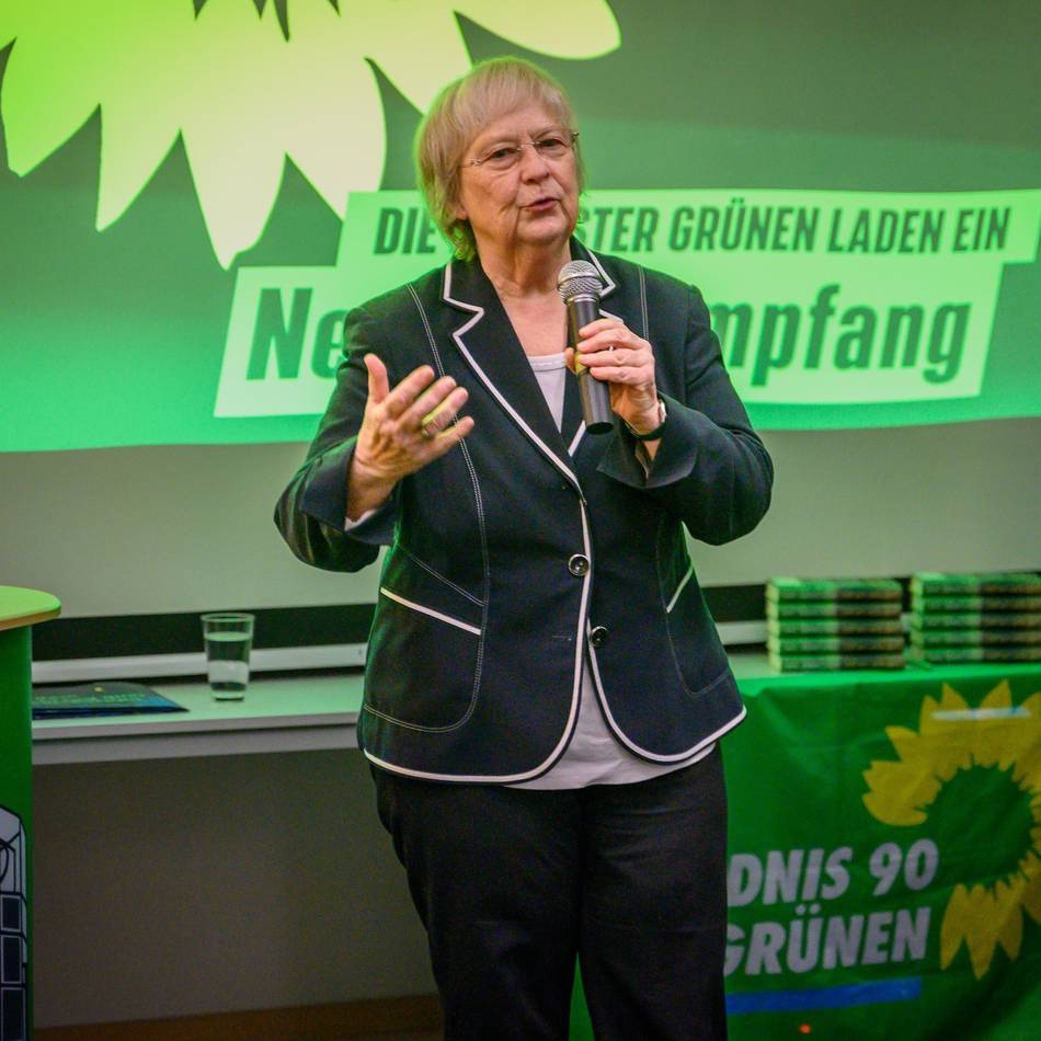 Zeitwandel und Generationengerechtigkeit: Bärbel Höhn diskutiert bei den Leverkusener Grünen