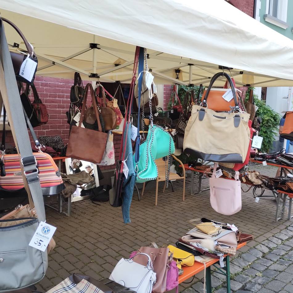 Kunstmarkt in Xanten: Kiwanis sucht Handtaschen für Montmartre