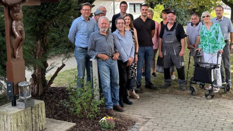 Engagierte Ortsgemeinschaft: Wegekreuz in Oestrich wieder aufgestellt