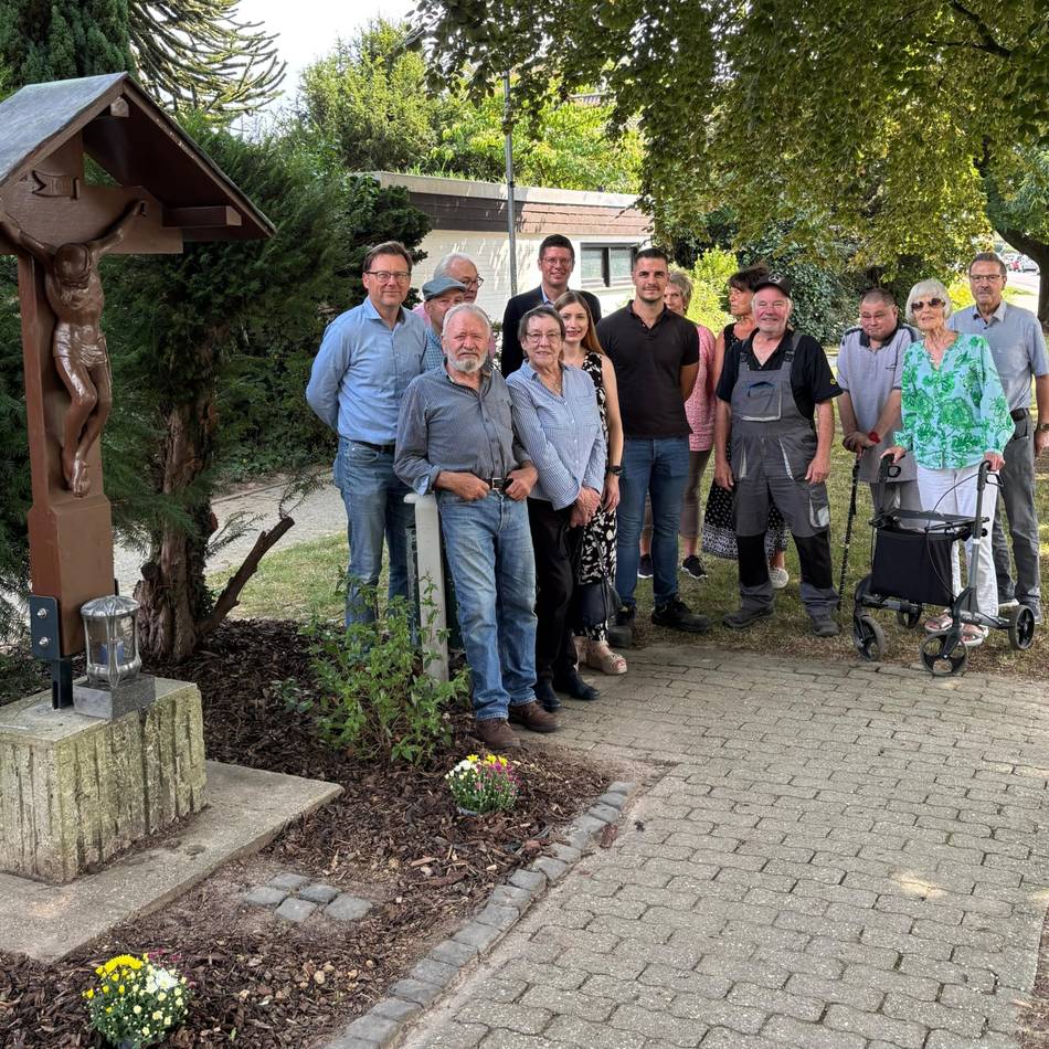 Engagierte Ortsgemeinschaft: Wegekreuz in Oestrich wieder aufgestellt