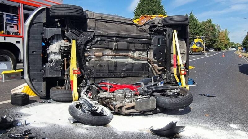 Düsseldorfer Straße in Langenfeld: Bei Rot gefahren – Zwei Personen nach Unfall in Lebensgefahr