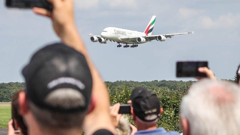 Tickets nach drei Tagen weg: „Hier ist man ganz nah dran“ – große Begeisterung auf Flughafen-Terrasse in Düsseldorf