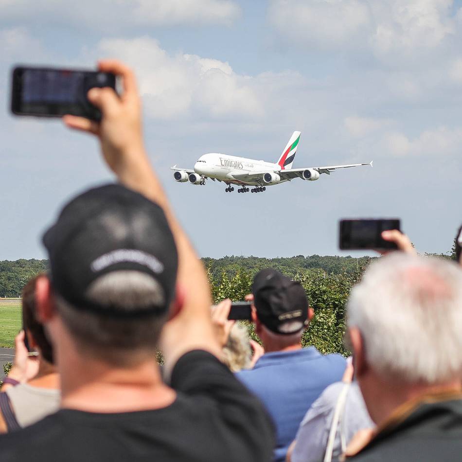 Tickets nach drei Tagen weg: „Hier ist man ganz nah dran“ – große Begeisterung auf Flughafen-Terrasse in Düsseldorf