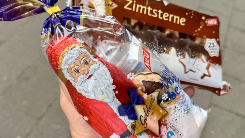 In Neuss werden schon Weihnachts-Süßigkeiten verkauft: Sommer, Sonne – Schoko-Weihnachtsmänner