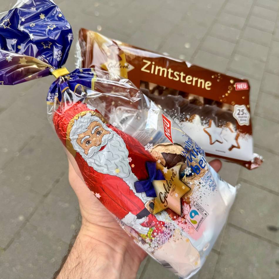 In Neuss werden schon Weihnachts-Süßigkeiten verkauft: Sommer, Sonne – Schoko-Weihnachtsmänner