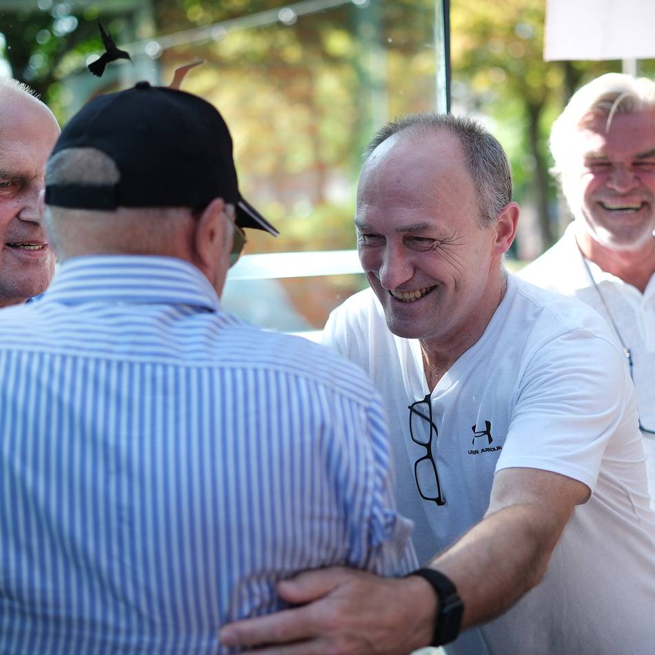 Ein Tag für Eishockey-Legenden: Löwen-Fans feiern Frenzel und den EC Ratingen