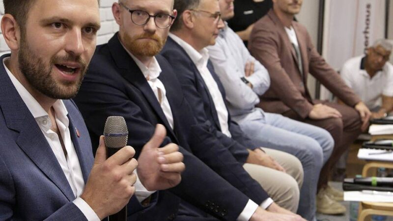 Podiumsdiskussion im Budberger Bürgerhaus: Fünf Bürgermeisterkandidaten bringen sich in Stellung