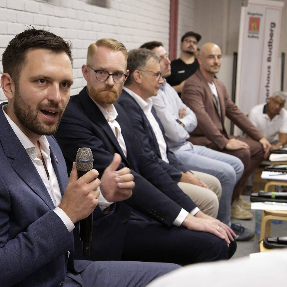 Podiumsdiskussion im Budberger Bürgerhaus: Fünf Bürgermeisterkandidaten bringen sich in Stellung
