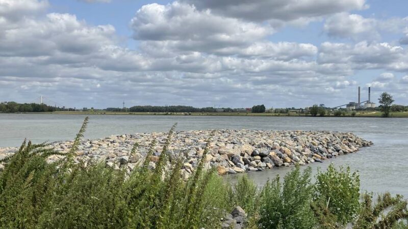 Großbaustelle in Rheinberg-Wallach: Das Baumaterial für den neuen Deich kommt nun per Schiff über den Rhein