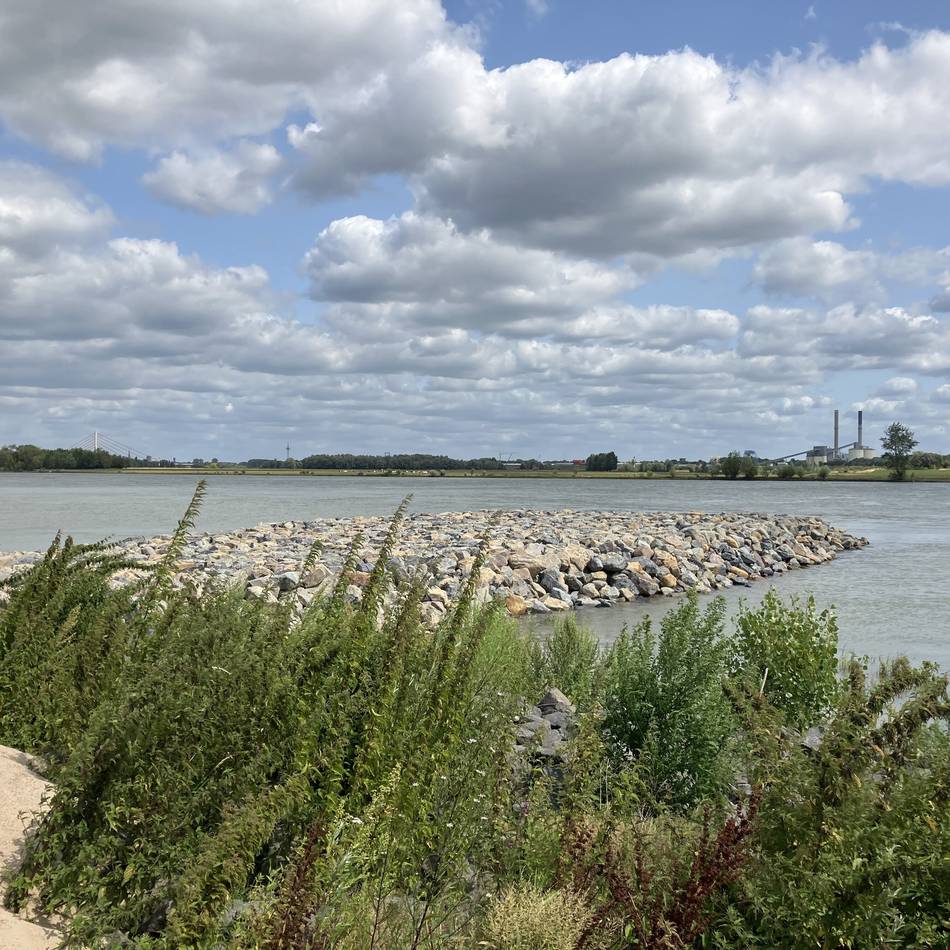 Großbaustelle in Rheinberg-Wallach: Das Baumaterial für den neuen Deich kommt nun per Schiff über den Rhein