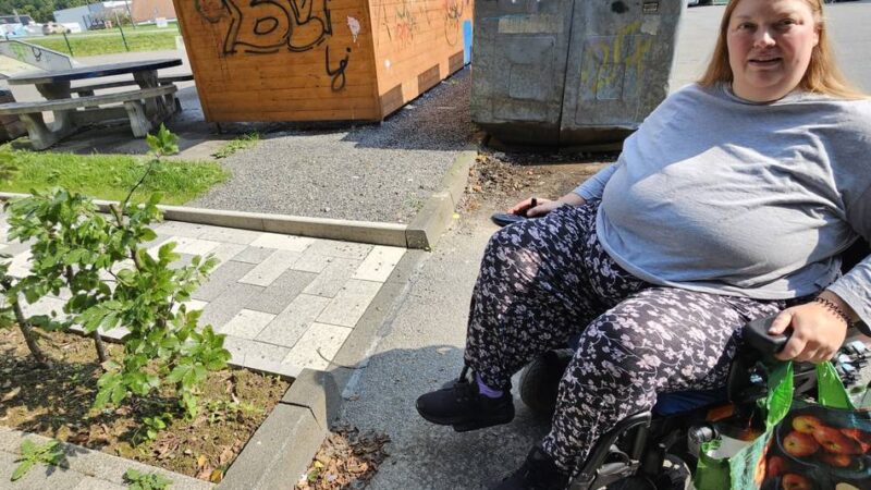 Mit Sarah Hanneken im Rollstuhl in der Innenstadt unterwegs: Stolperfallen, Bordsteine und eine zu steile Rampe