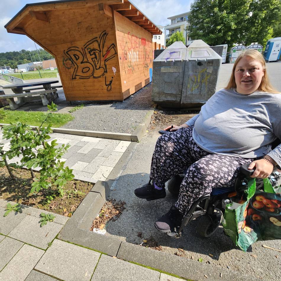 Mit Sarah Hanneken im Rollstuhl in der Innenstadt unterwegs: Stolperfallen, Bordsteine und eine zu steile Rampe
