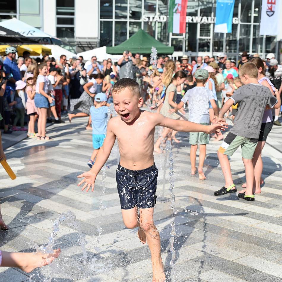 Erste ISEK-Projekt in Hückeswagen fertiggestellt: Bahnhofsplatz mit Wasserspiel feierlich eröffnet