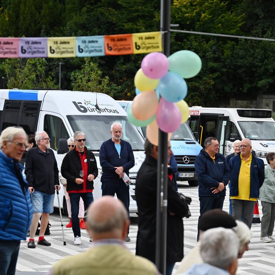 Hückeswagener Bürgerbusverein feiert Jubiläum: Neuer Bürgerbus zum 15-jährigen Bestehen