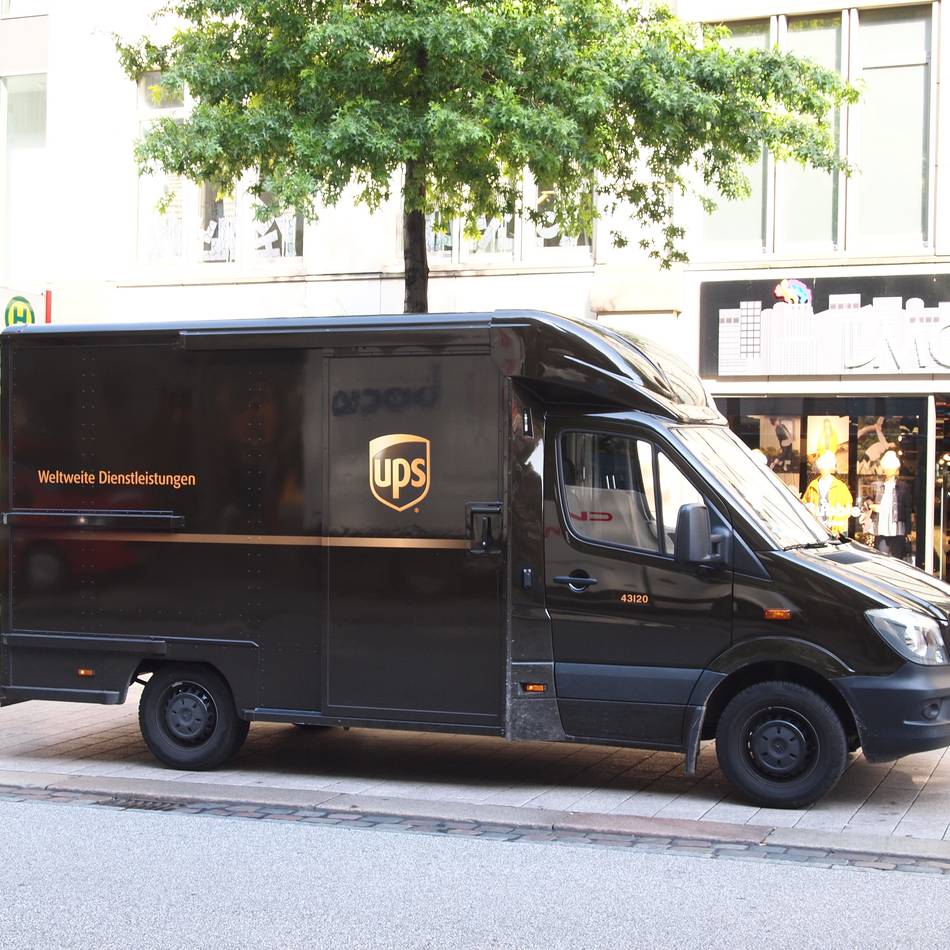 Polizei sucht UPS-Fahrer: 60-Jähriger stürzt mit Krankenfahrstuhl in Straßengraben