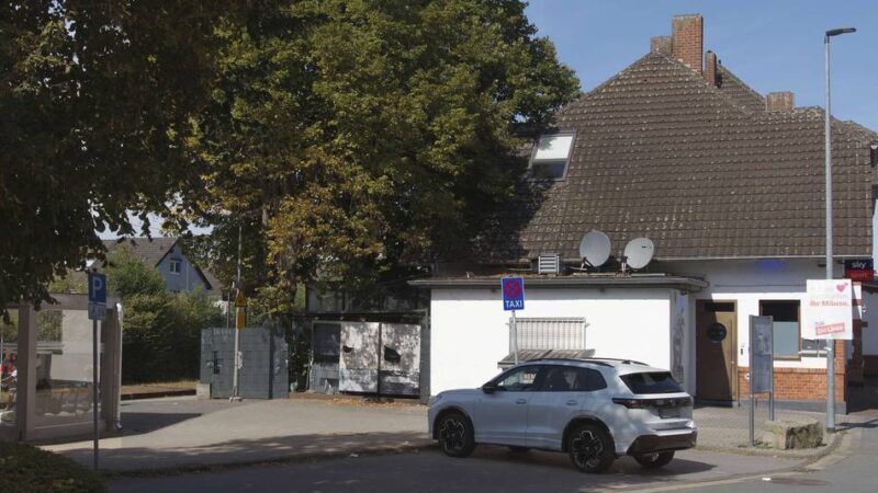 Täter auf der Flucht: Mann durch Schuss am Rheinberger Bahnhof verletzt