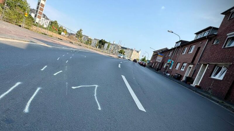 Schwerer Unfall in Neuss: Fahrradfahrerin wird von Auto erfasst und stirbt