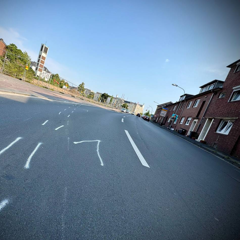 Schwerer Unfall in Neuss: Fahrradfahrerin wird von Auto erfasst und stirbt