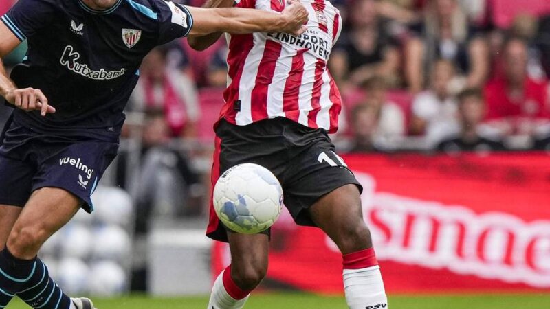 Übel abgeräumt im Eindhoven-Trikot: Große Sorgen um Ex-Gladbach-Profi Alassane Plea
